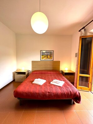 2 bedrooms, in-room safe, bed sheets