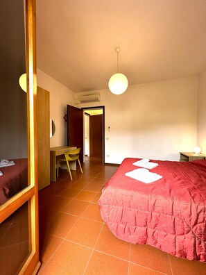 2 quartos, cofres nos quartos, roupa de cama
