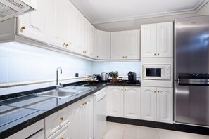 Jääkaappi, mikroaaltouuni, uuni, liesi