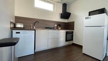 Een koelkast, een microgolfoven, een oven, een kookplaat