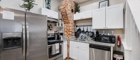 Frigorífico, microondas, horno y placa de cocina