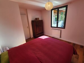 3 bedrooms, desk, iron/ironing board, travel crib