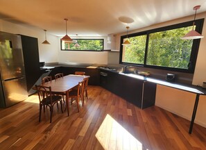 Chaise haute, tables à manger