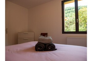 3 bedrooms, bed sheets