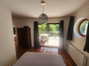 3 makuuhuonetta, työpöytä, silitysrauta/-lauta, vauvan matkasänky