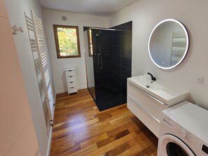 Douche, articles de toilette écologiques, séchoir à cheveux