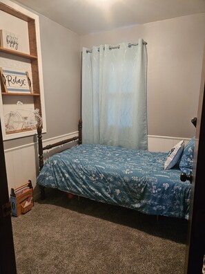 4 bedrooms, desk, iron/ironing board, travel crib