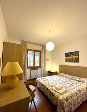 2 عدّة غرف نوم وخزنة داخل الغرفة وملاءات أسرّة