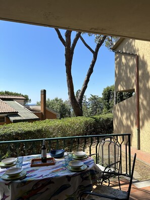 تناول الطعام بالخارج