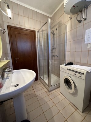 تجهيزات دش، مجففات شعر، مراحيض شطف، مناشف