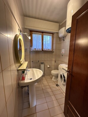 Ducha, secador de pelo, bidet, toallas