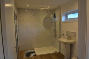 Douche, serviettes fournies, savon, shampoing