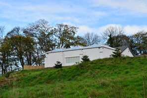 Exterior - Indoor heated pool, games room and tennis court all private. (Caergwrle, North Wales)