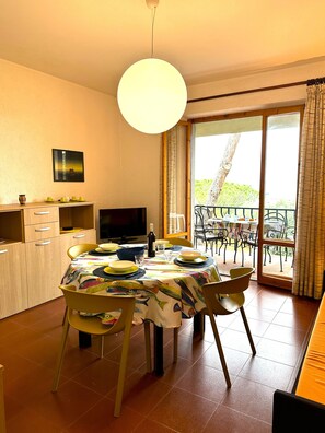 Dining - AZURE 4 Apartment (Portiglioni)