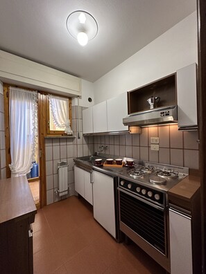 Fridge, oven, stovetop, coffee/tea maker - AZURE 4 Apartment (Portiglioni)