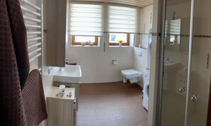 Shower, hair dryer, towels, soap - 5-star apartment, 60 sqm, 2nd floor, family-friendly, WiFi, playground in the garden  (Bad Brambach)