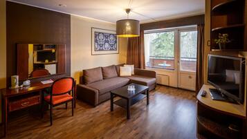 Superior Suite | 2 bedrooms, individually decorated, individually furnished, desk