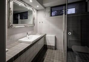 Shower, hair dryer, towels - Hotelli Leikari (Kotka)