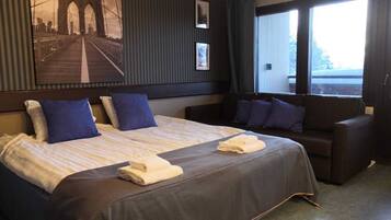 Family Double or Twin Room | Individually decorated, individually furnished, desk, laptop workspace