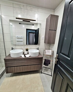 Douche, sèche-cheveux, serviettes fournies, savon