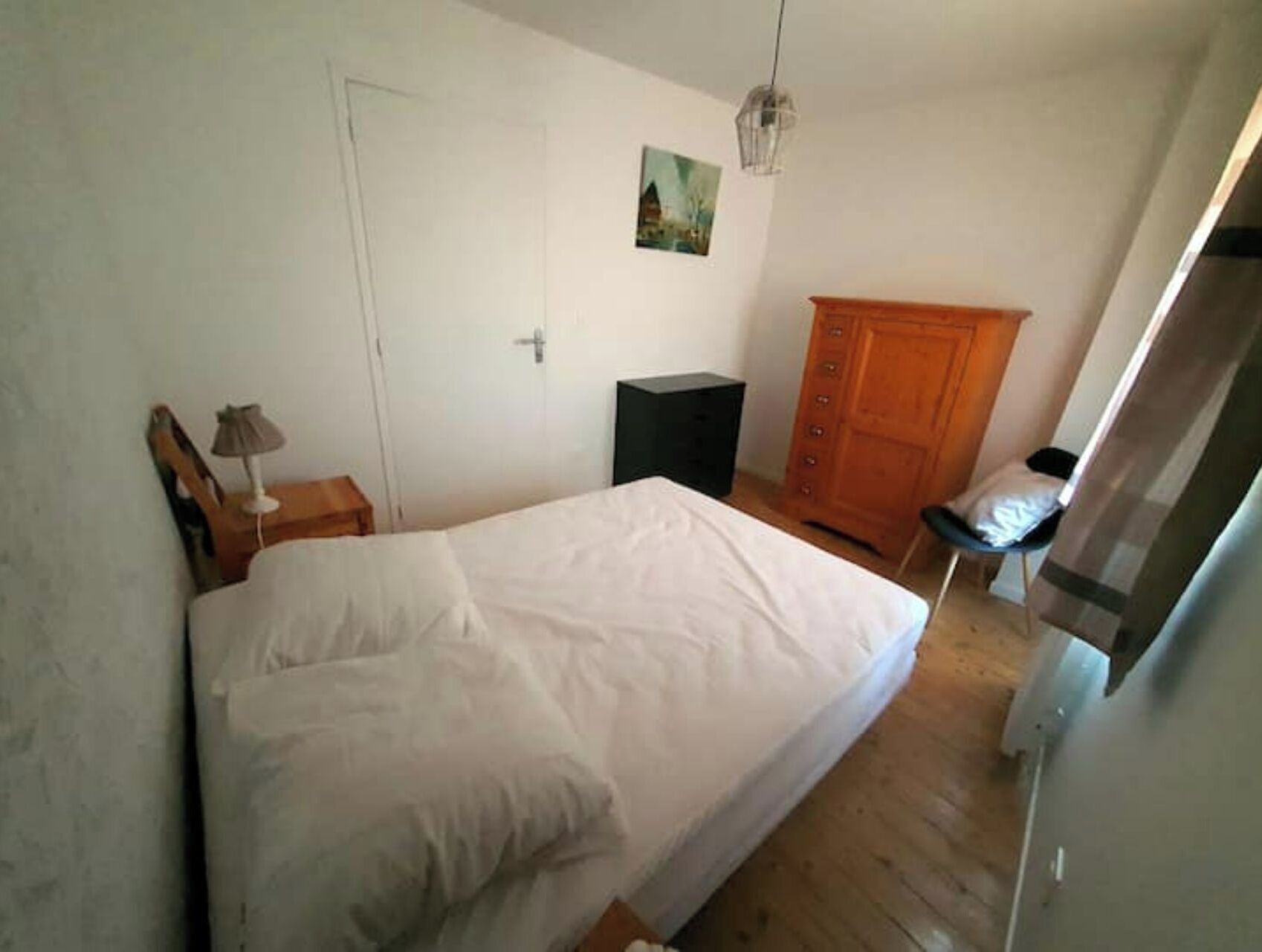 2 habitaciones, escritorio, tabla de planchar con plancha y cunas 