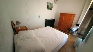 2 habitaciones, escritorio, tabla de planchar con plancha y cunas