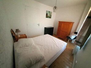 2 makuuhuonetta, työpöytä, silitysrauta/-lauta, vauvansängyt