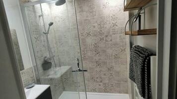 Een douche, een haardroger, handdoeken, zeep