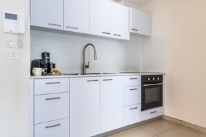 Køleskab, mikrobølgeovn, ovn, kogeplade
