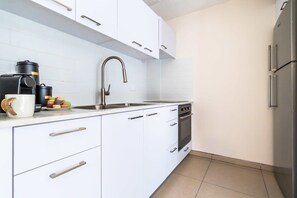 Réfrigérateur, four à micro-ondes, un four, surface de cuisson