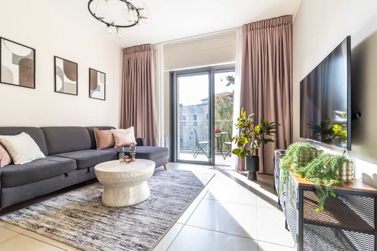 Una televisión, una oficina