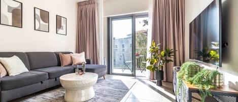 Una televisión, una oficina