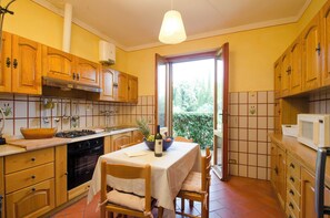 ثلاجة، ميكروويف، فرن، موقد طهي مسطح