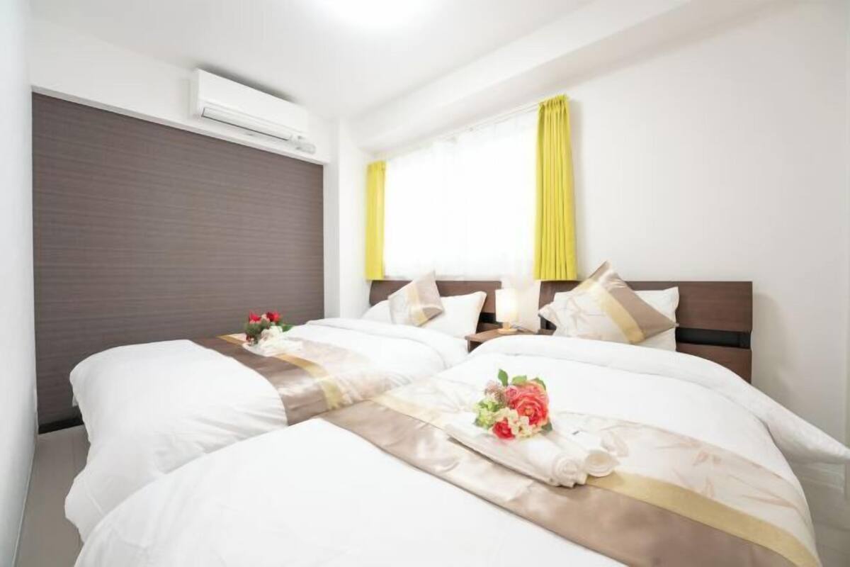 2 bedrooms, desk, laptop workspace, blackout curtains