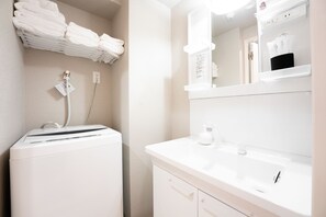Amenidades de baño gratuitas, secadora de cabello, pantuflas 