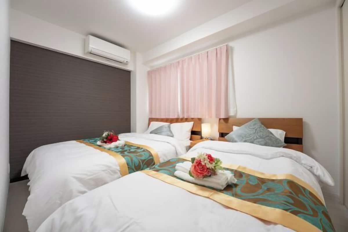 2 bedrooms, desk, laptop workspace, blackout curtains