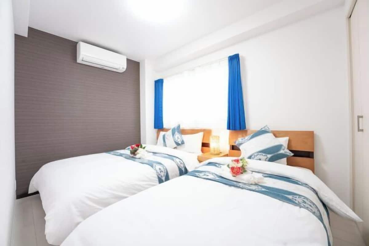 2 bedrooms, desk, laptop workspace, blackout curtains