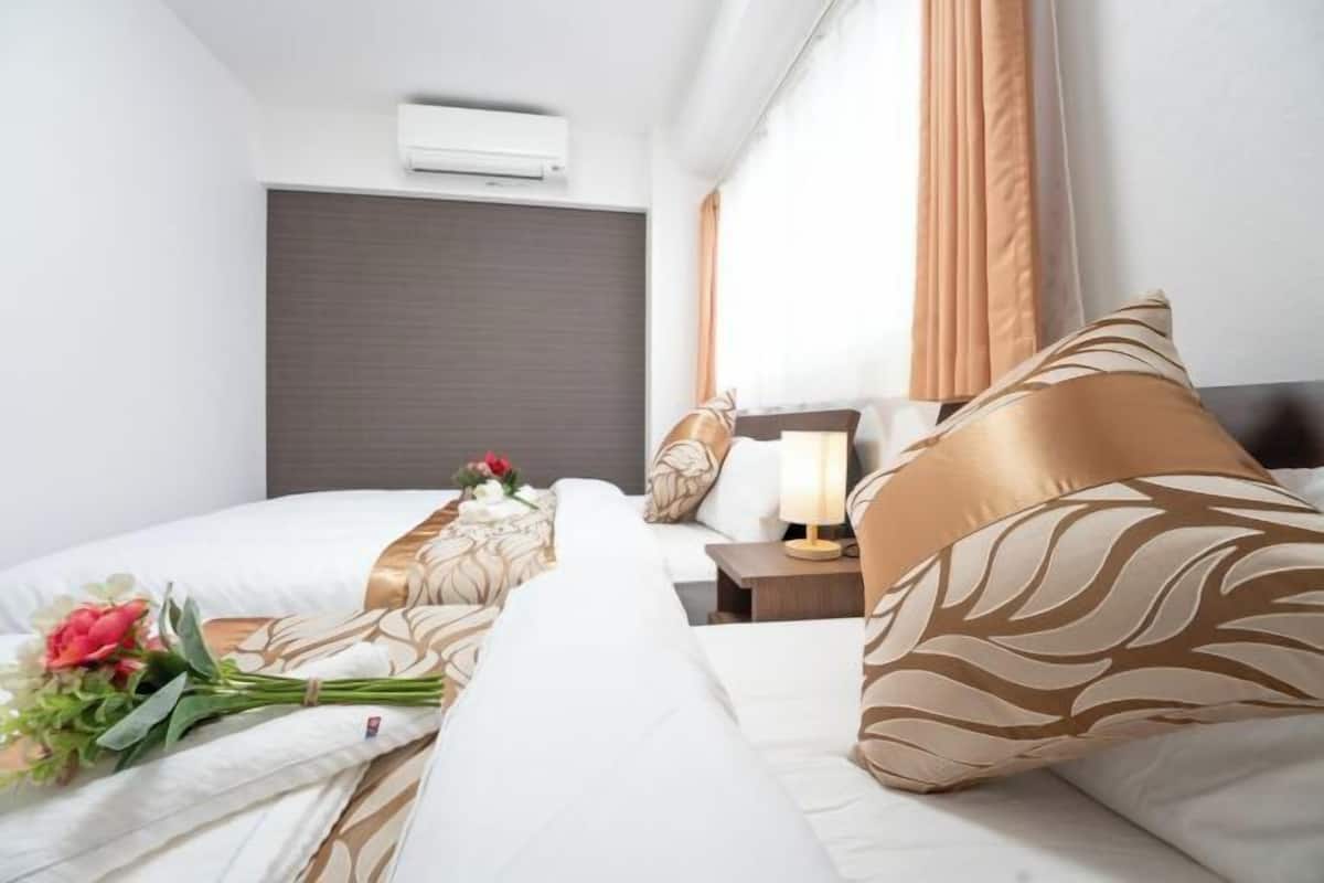 2 bedrooms, desk, laptop workspace, blackout curtains