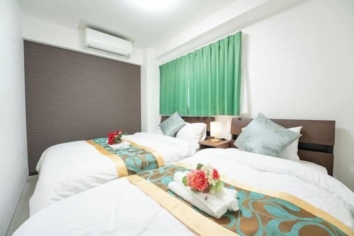 2 bedrooms, desk, laptop workspace, blackout curtains