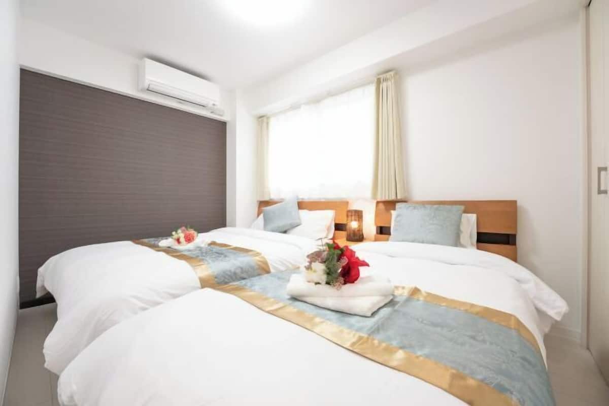 2 bedrooms, desk, laptop workspace, blackout curtains
