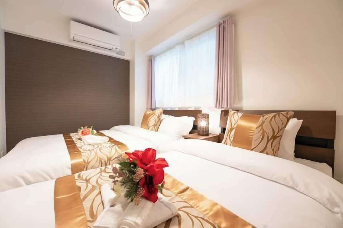 2 bedrooms, desk, laptop workspace, blackout curtains