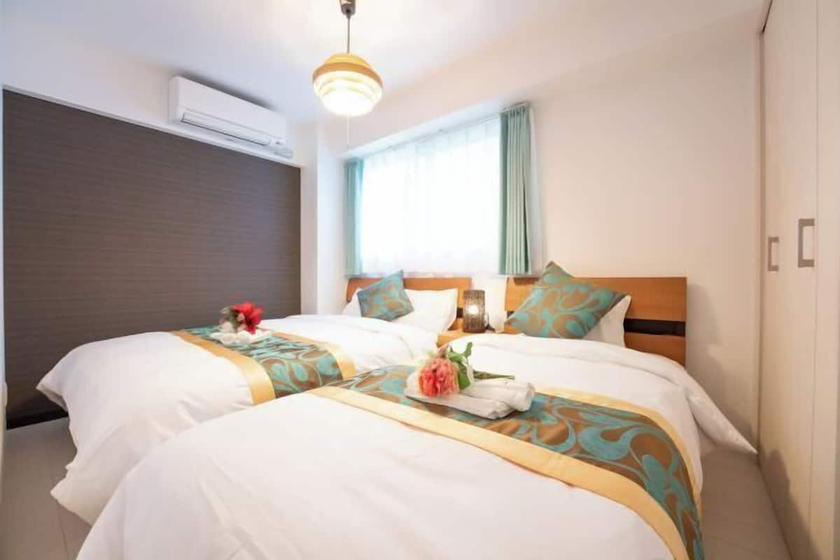 2 bedrooms, desk, laptop workspace, blackout curtains