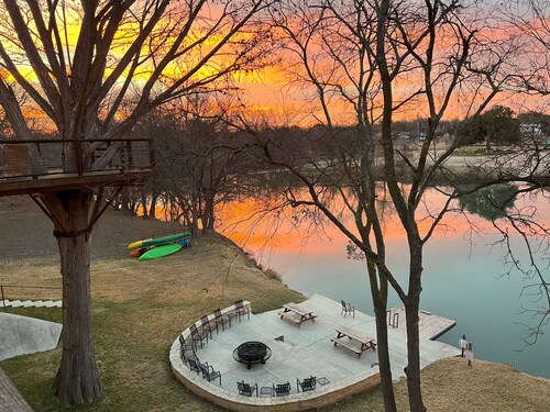 #3 of 4 Treetop River Cabin: 6 guests +Kayaks+ Fishing+ Fire Pits=Family Fun!