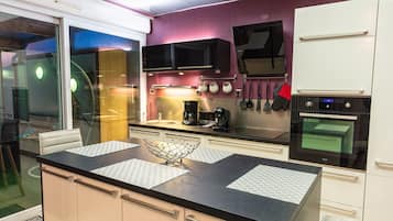 Frigorífico, microondas, horno y placa de cocina