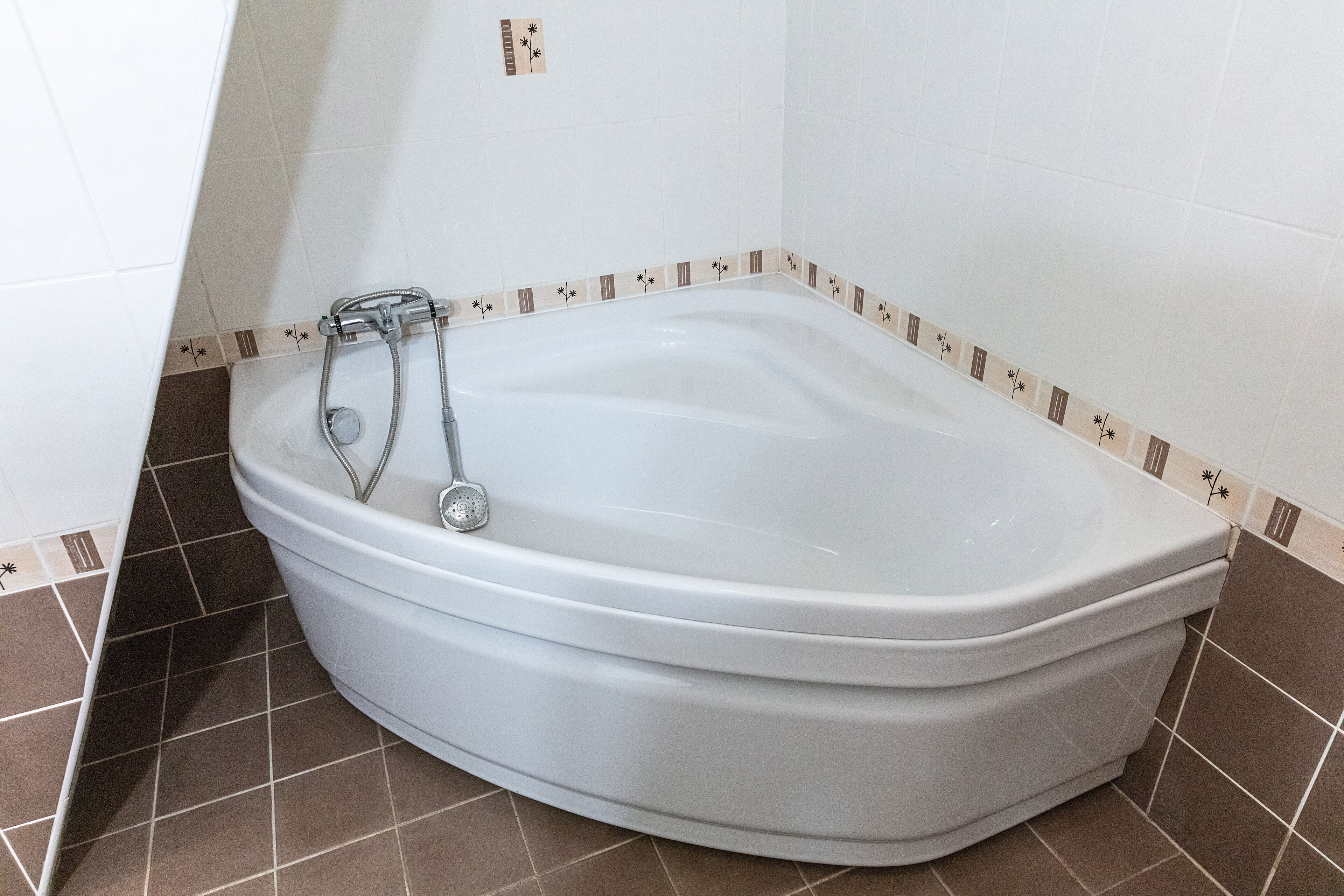 Regadera, secadora de cabello, toallas, jabón 