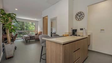 Loft Deluxe (603B) | Cocina privada | Refrigerador, microondas, horno y cafetera y tetera