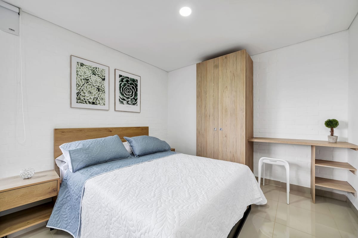 1 habitación, cortinas blackout y tabla de planchar con plancha
