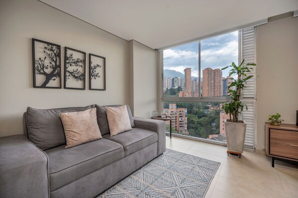 Studio (2401) | Salle de séjour | Téléviseur ACL de 43 po avec télévision par câble, téléviseur