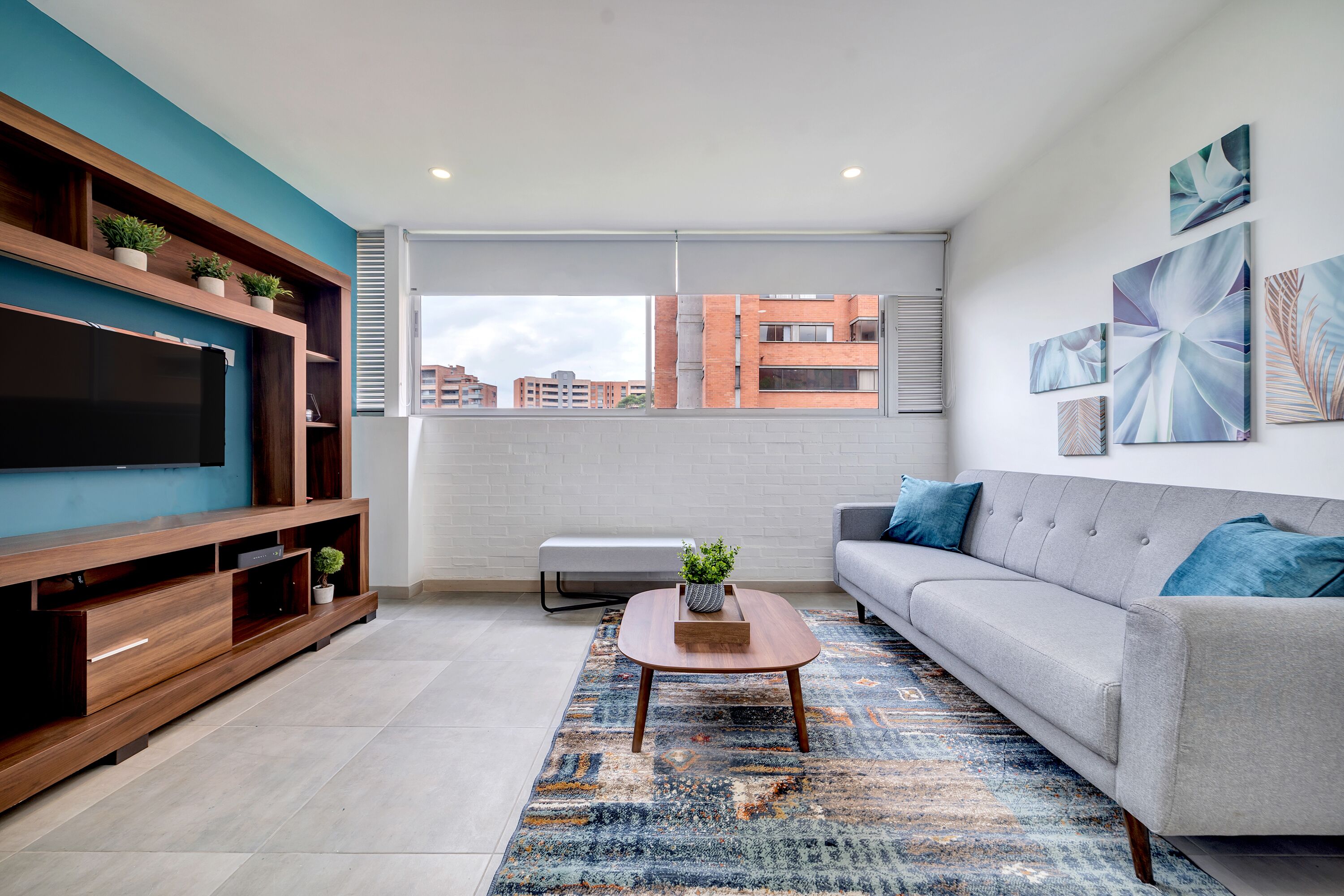 Departamento, 2 habitaciones (710) | Área de sala de estar | Televisión LCD de 43 pulgadas con canales por cable y televisión 