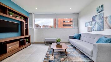 Departamento, 2 habitaciones (710) | Área de sala de estar | Televisión LCD de 43 pulgadas con canales por cable y televisión